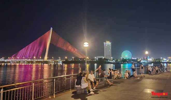 Đường đi bộ ven sông Hàn 1